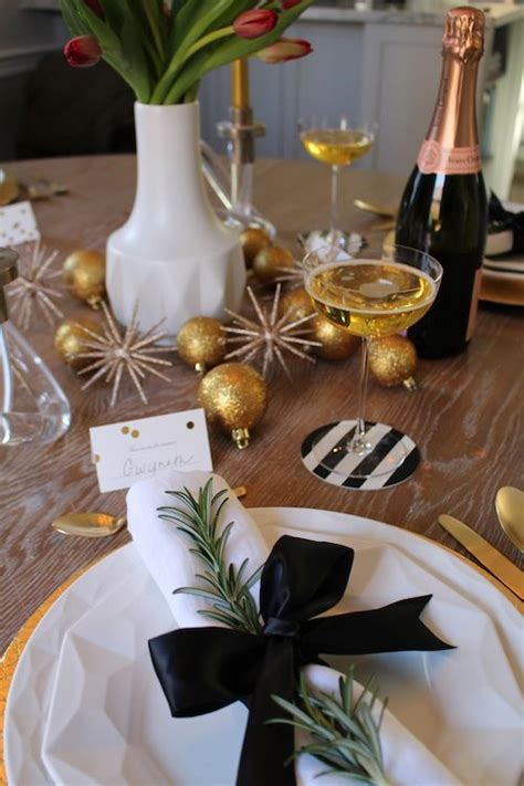 Glittering Black And Gold Christmas Decoration Ideas