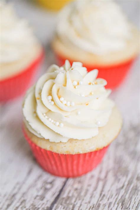 white chocolate buttercream frosted cupcakes the baking chocolatess