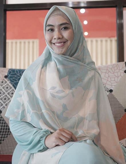 Listen to music by oki setiana dewi on apple music. Oki Setiana Dewi Melahirkan Anak ke-4, Bayinya Alami TTN ...