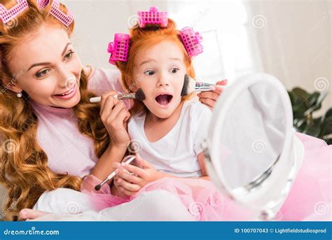 Madre E Hija Que Hacen Maquillaje Imagen De Archivo Imagen De Espejo