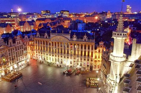 Bruxelles est un nom de lieu qui prête à confusion, car il est utilisé simultanément pour désigner l'ensemble de la région bruxelloise, composée de 19 communes, et la ville de bruxelles, capitale de la belgique. BELGIQUE: BRUXELLES