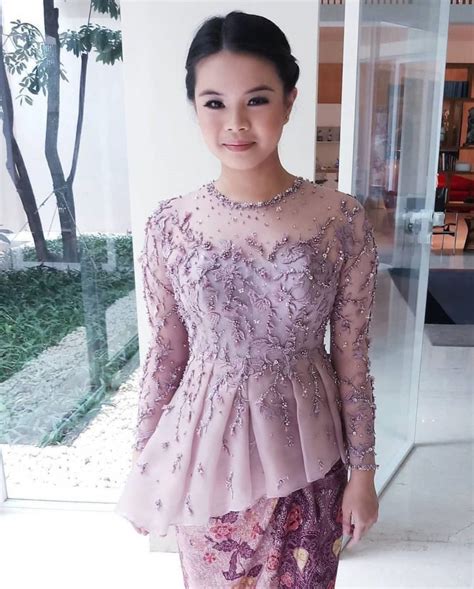 Anda tinggal pilih dan sesuaikan dengan acara yang akan anda datangi. √ 30+ Model Kebaya Pesta (MODERN, TERBARU, SIMPLE, HIJAB)