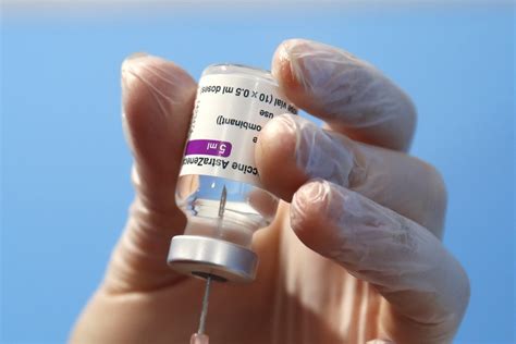Zuvor hatte bereits die europäische arzneimittelbehörde ema eine bedingte zulassung für personen ab 18 jahren empfohlen. Impfstoff-Nebenwirkung bei AstraZeneca: Geimpfte krank ...