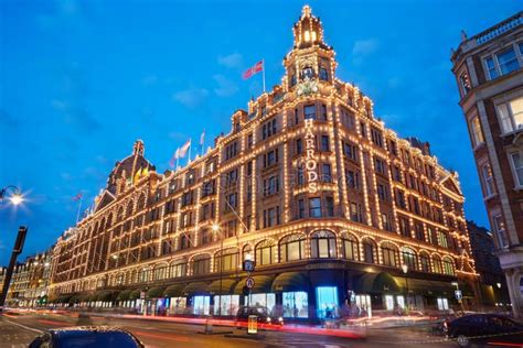 Il Grande Magazzino Famoso Di Harrods Nella Sera A Londra Fotografia Editoriale Immagine Di