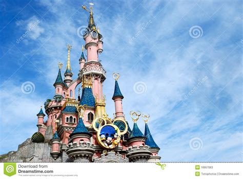 Cinderella castle is cinderellas home fairy tale castle and the icon at the center of two disney theme parks. Disney-Schloss Paris redaktionelles stockfoto. Bild von ...