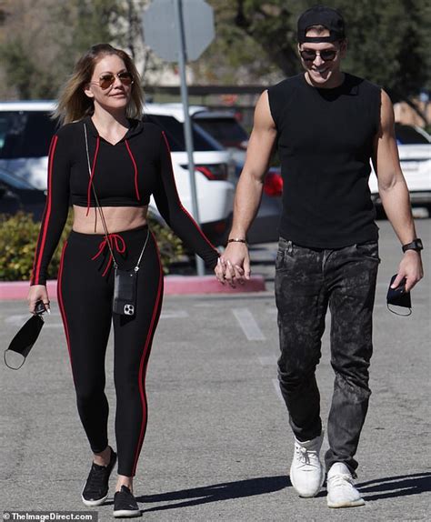 Travis Barker S Ex Wife Shanna Moakler Is Happy For Him And New Girlfriend Kourtney Kardashian