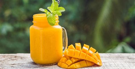 Perpaduan buah mangga dan stroberi bagus untuk sistem kekebalan tubuh. 15 Manfaat & Khasiat Jus Mangga untuk Diet dan Kesehatan