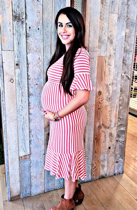 31 Stunning Maternity Outfits To Flaunt The Baby Bump