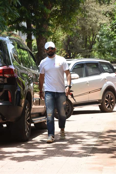 Sudhir Mishra’s Mother Last Rites Industry Friends Visit Filmmaker To Offer Condolences News