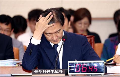 특히 조국 법무부 장관 취임과 검찰개혁이 사회적 이슈가 되고 있는 요즘, 제도의 중심부에서 제기되는 정의와 윤리의 문제들뿐만 아니라 법과 제도로부터 배제되고 소외되는 사람들의 삶에서도 노정되는. 조국 청문회 '거취' 묵묵부답에…여상규 "가족이 무너지고 있다"