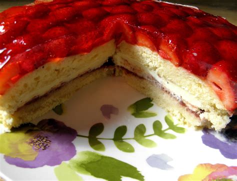 Jest nadzwyczaj pyszne i bardzo efektowne. Biszkopt z truskawkami, galaretką i mascarpone.