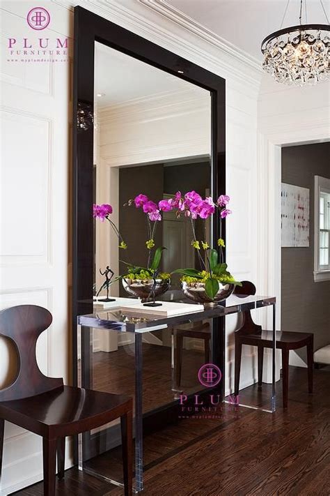 The foyer is the first thing people see when the enter your home, so why not make it more elegant with a lovely foyer table and mirror set. Pin van Teresa Lutz op Chic Glam Decor | Huis interieur ...