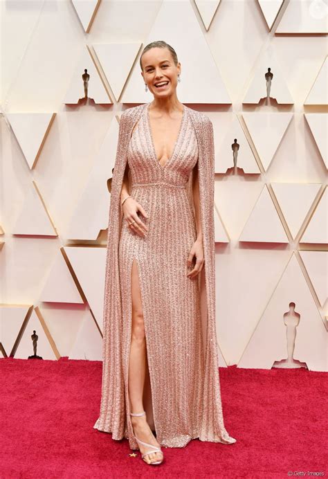 You may have seen her in room, scott pilgrim vs. Brie Larson usou um look Celine com capa no Oscar 2020 ...
