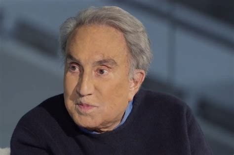 Emilio fede arrestato si affaccia. Emilio Fede accusato di essere irriconoscibile, lui ...