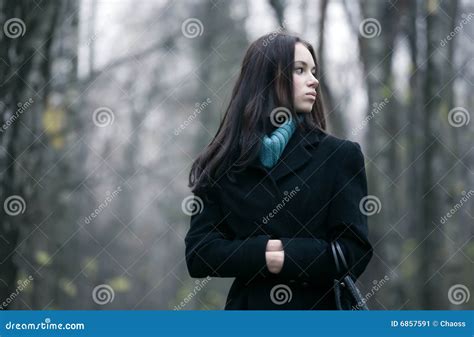 Einsame Frau In Einem Wald Stockbild Bild Von Schauen 6857591