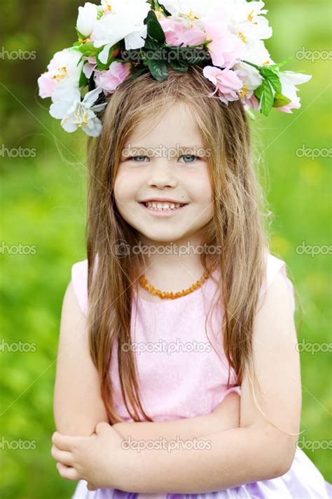 야외에서 어린 소녀 — 스톡 사진 © Kristina888 40756029