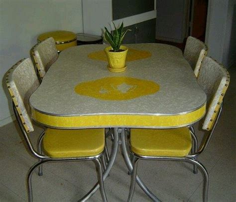 Pictures gallery of retro kitchen table and chair sets. Retro Table and Chairs for Your Wonderful House | Seeur