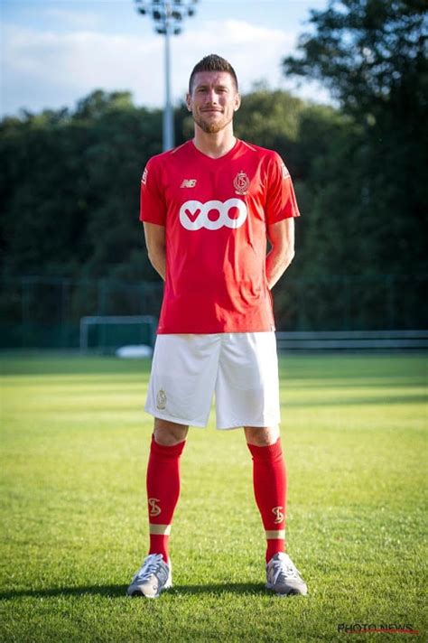 Sur les épaules on aperçoit. New Balance présente les maillots 2018-2019 du Standard de ...