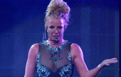 How The World Reacted To Britney Spears Showing Her Middle Finger