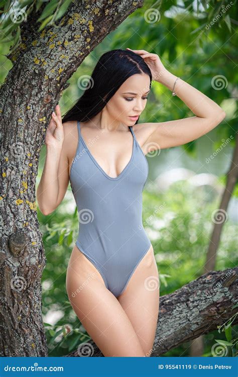 Schönes Mädchen In Einem Sexy Bikini Auf Dem Strand Stockbild Bild Von Feiertag Schön 95541119