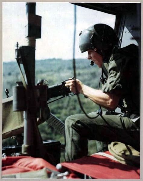 Huey Door Gunner ~ Vietnam War Nord Vietnam Vietnam Vets South