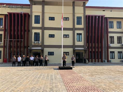 Bendera negara sejatinya merupakan simbolitas kebanggan pada suatu bangsa. Bendera Setengah Tiang di Polda Sulbar, Bentuk Duka Cinta ...