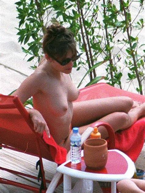 Elizabeth Hurley Topless 8 Photos Thefappening