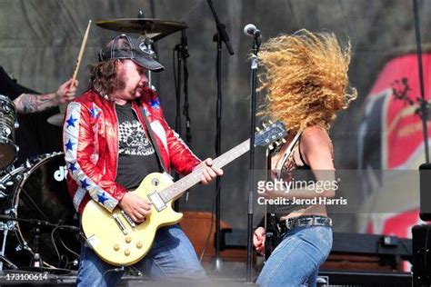 blaine cartwright and wife ruyter suys of nashville pussy perform at nachrichtenfoto getty