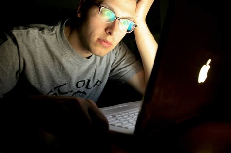 10 Ways To Combat Your Internet Addiction Symptoms