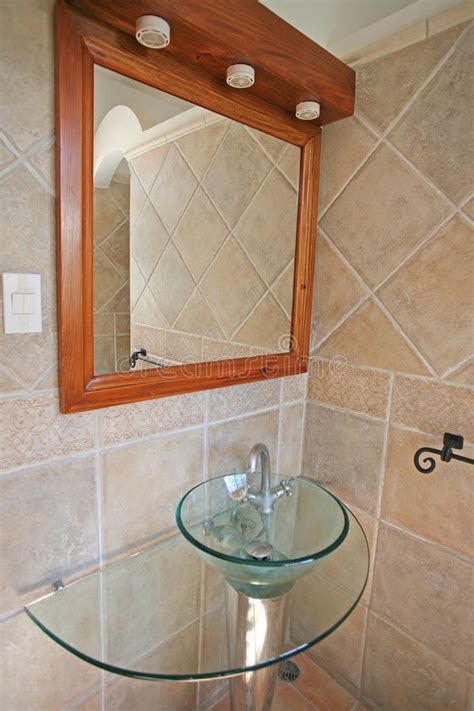 Manutenzione e riparazione · 1 decennio fa. Lavandino Del Bagno Della Ciotola Di Vetro Immagine Stock ...