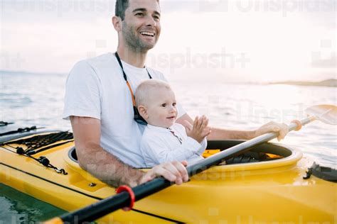 père et fils passent du temps ensemble en kayak photo kayak photo