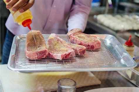 Bistecca di manzo crudo flank black angus. Manzo Crudo Di Wagyu: Bistecca Nella Lombata, Rib Eye E ...