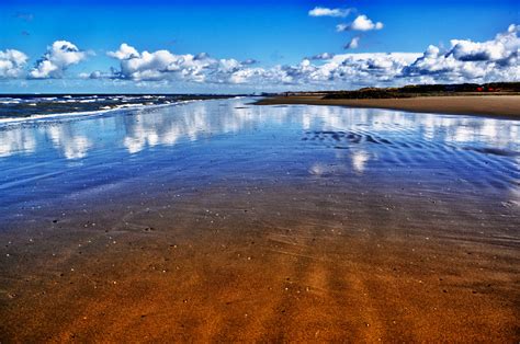 Es gibt somit reichlich platz, um über den sand zu wandern, sich im strandkorb niederzulassen oder mit den strandseglern den abschnitt zu erkunden. -- Strandpanorama -- Bredene, Belgien Foto & Bild ...