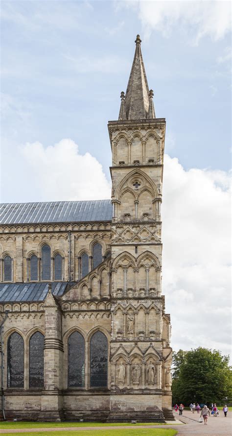 O país faz fronteira com a escócia ao norte e com o país de gales a oeste; File:Catedral de Salisbury, Salisbury, Inglaterra, 2014-08 ...