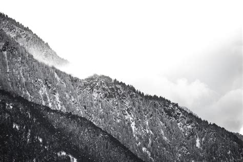 무료 이미지 경치 집 밖의 눈 겨울 검정색과 흰색 사진술 언덕 풍경화 자연스러운 날씨 단색화 산등성이