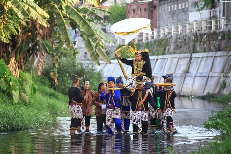 Maybe you would like to learn more about one of these? Kearifan Lokal Perlu Dimasukan Kurikulum - Pikiran-Rakyat.com