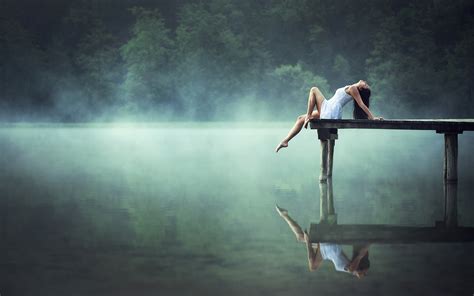 Tapeta na monitor Krásné fotoobrazy holka bruneta jezero ráno mlha