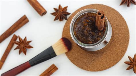 Cinnamon oil can treat various hair problems like hair thinning, hair fall, and dandruff and can also stimulate hair growth. Does Cinnamon Help Regrow Hair? The Facts About Its Beauty ...