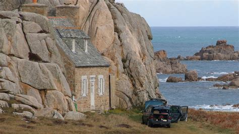 In dieser einzigartigen region frankreichs, finden sowohl sportler, fotografen und als auch menschen die einfach die. Das Haus in den Felsen in der Bretagne