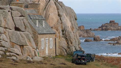 In dieser einzigartigen region frankreichs, finden sowohl sportler, fotografen und als auch menschen die einfach die. Das Haus in den Felsen in der Bretagne