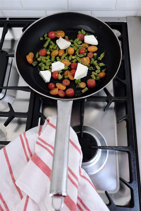 Un primo piatto sfizioso, semplicissimo e adatto al pranzo domenicale in famiglia: Tortelli asparagi limone e Certosa. Ricetta super fresca ...