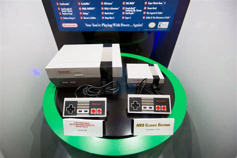 Un juego de mesa en blanco y negro con números en donde tirando en dado y seleccionando. El anuncio del precio de la NES Classic Edition está traído directamente de los 80 | Geektopia