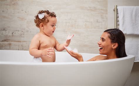 Madre Bebé Y Baño En Baño Casero Salud Y Limpieza Mamá Padre E Hijo O