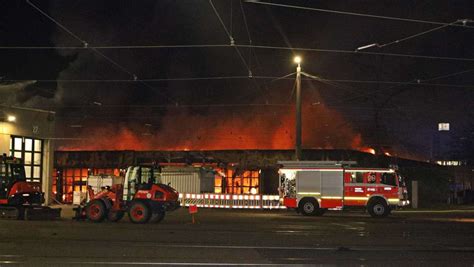 Großbrand in Düsseldorf 40 Linienbusse bei Feuer zerstört Panorama