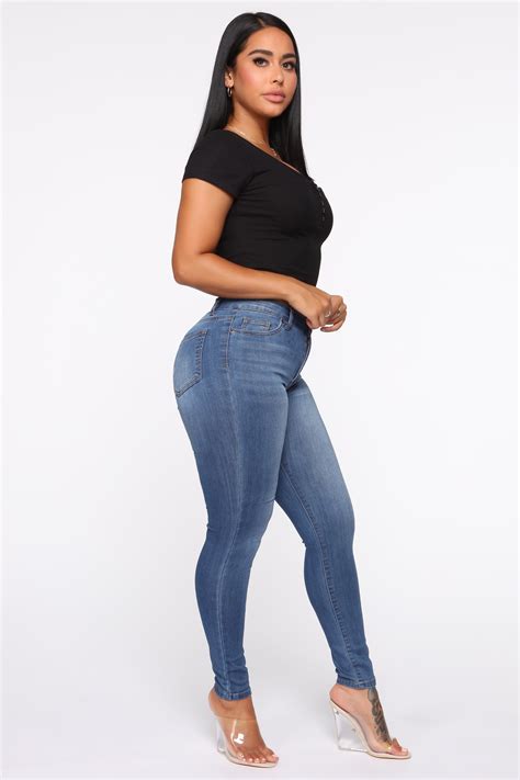 womens ezra skinny jeans in medium blue wash size 9 by fashion nova