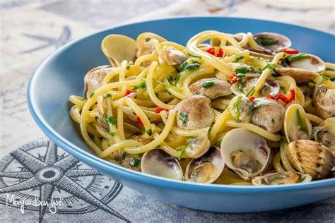 Quindi sciacquale e mettile in una padella capiente con uno spicchio d'aglio e un ciuffetto di prezzemolo. Spaghetti alle vongole RICETTA - Frantoio Le Fascine