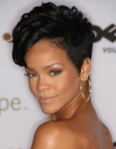 Well, that long gone are the days when women could only wear bulky hair, voluminous wigs, which, according to some information, sometimes mice were got !!! Short sassy black hairstyles