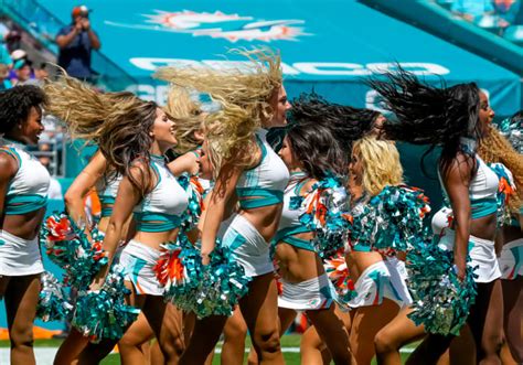NFL World Reacts To The Dolphins Cheerleader Photo The Spun What S