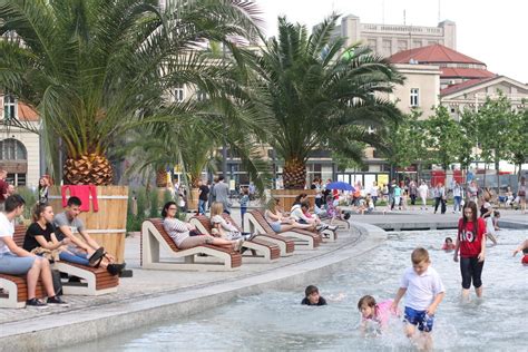 Stanisława wyspiańskiego w katowicach (rynek 2), obwodowy i okręgowy urząd miar (rynek 9), okręgowy urząd miar istniał pod tym numerem już w dwudziestoleciu międzywojennym, powiatowy inspektorat nadzoru budowlanego dla miasta katowice (rynek 13), związek artystów scen polskich (oddział, rynek 2), Rynek w Katowicach. Czy wolno się kąpać w sztucznej Rawie ...