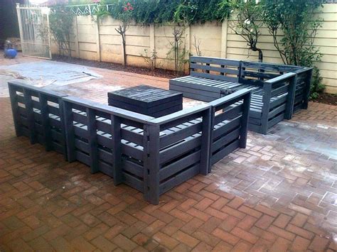 Outdoor furniture can be expensive. Superb Pallet Patio Furniture Set | 101 Pallets